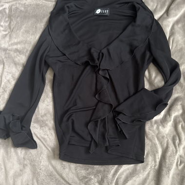 Blusa nera con ruches