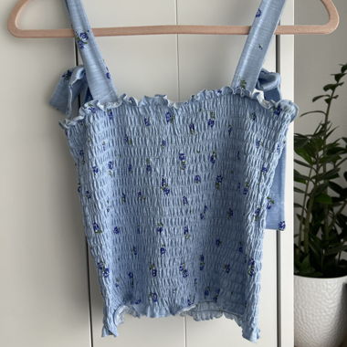 Blaues Blumen-Top