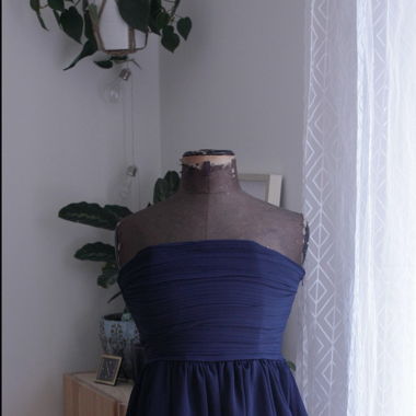 Dunkelblaues, trägerloses Kleid