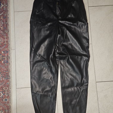 Schwarze Lederlook Hose