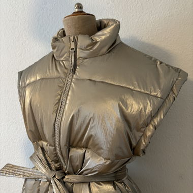 Metallisches Puffergilet mit Gürtel