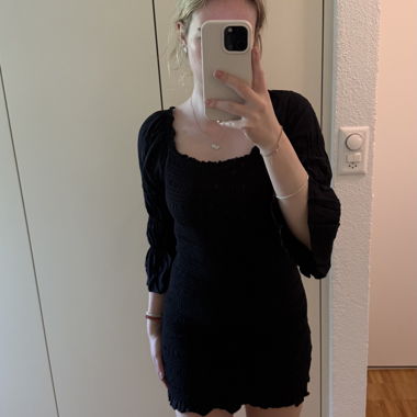 Robe noire mini froncée