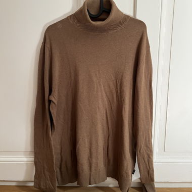 Due maglioni beige a collo alto