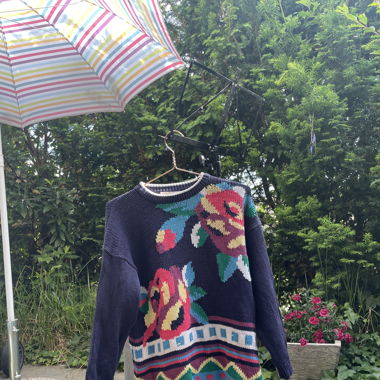 blauer Pullover
