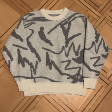 Maglione grigio con motivo astratto