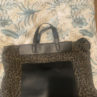 sac à main léopard et noir peu utilisé