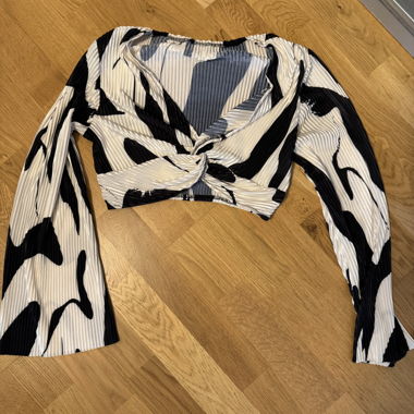 Camicia crop top nera e bianca