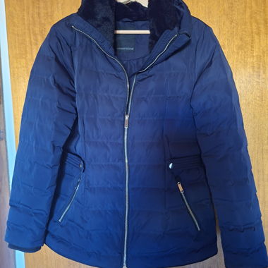 Dunkelblaue Daunenjacke