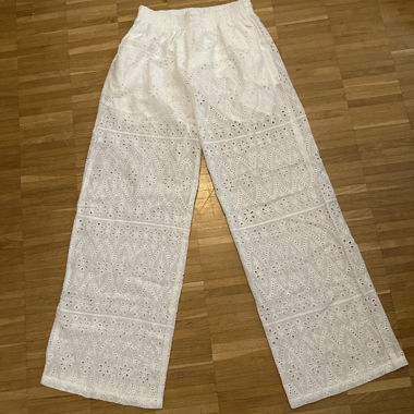 Weisse bestickte Hose