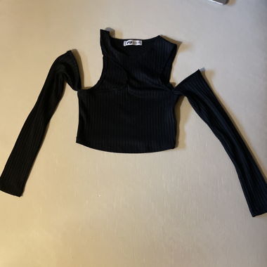 Top crop nero a maniche lunghe