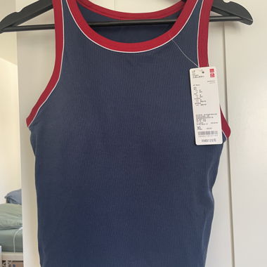 Top a canotta a coste UNIQLO XL con coppe