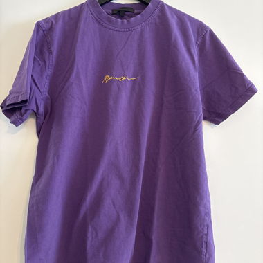 T-shirt violet avec logo
