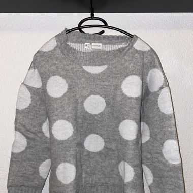 Grauer Pullover Gepunktet