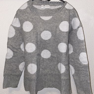 Grauer Pullover Gepunktet