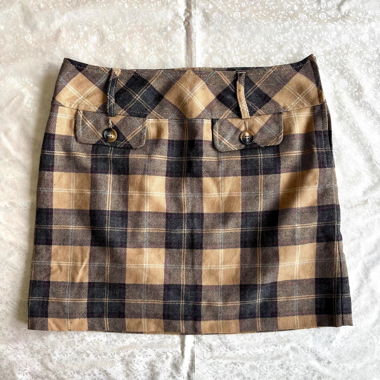 Mini gonna lavorata a maglia con motivo scozzese marrone beige e bottoni