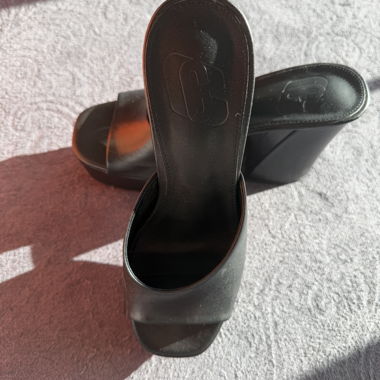 Mules noires à plateforme et talon haut