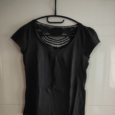 Blouse grise avec dentelle au dos