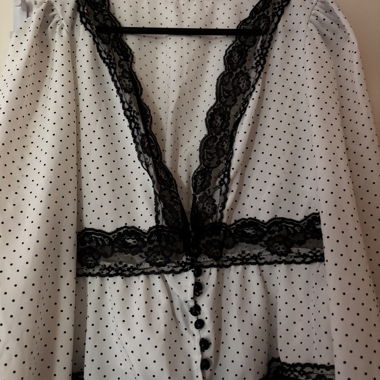 Punkte-Bluse mit Spitze
