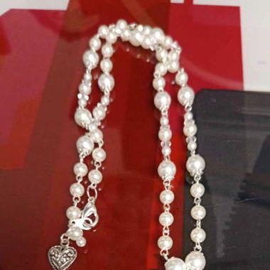 Collier avec pendentif en perles blanches