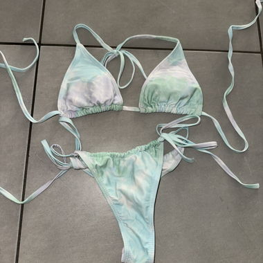 Set bikini verde menta con laccetti laterali