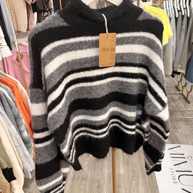 Maglione soffice a righe nero e grigio