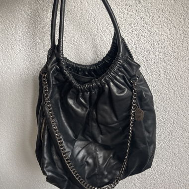 Borsa nera con manici e catena