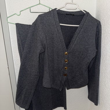 Completo: Cardigan in maglia grigia con pantaloni