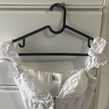Weisses Carmen Top im Korsett-Stil