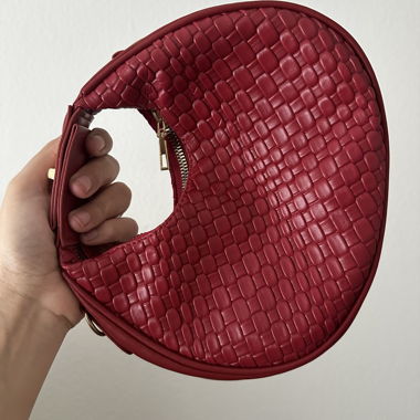 Petite pochette rouge tissée