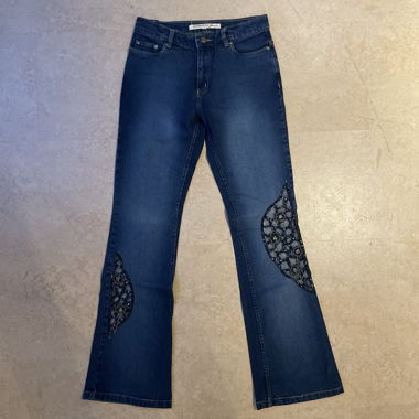 Spezielle Jeans (Flare) mit Verzierung, Grösse 38