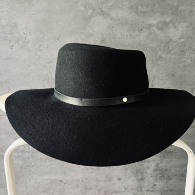 Chapeau noir à large bord