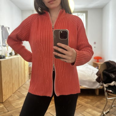 Rote Strickjacke mit Reissverschluss