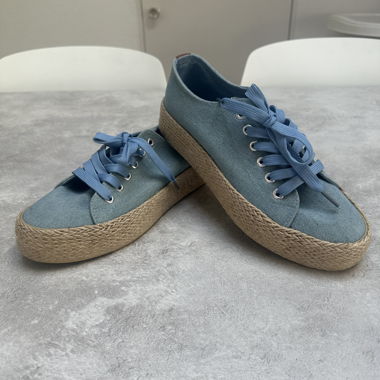 Scarpe in tela azzurro chiaro con suola in iuta