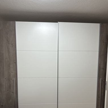 Kleiderschrank 