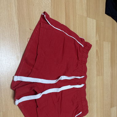 Rote kurze hose