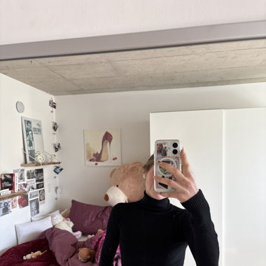 Bauchfreies Langarmshirt mit Kragen.