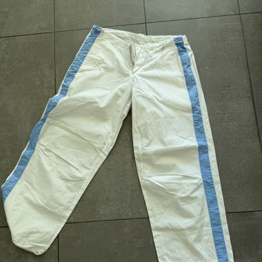 Weisse Sporthose
