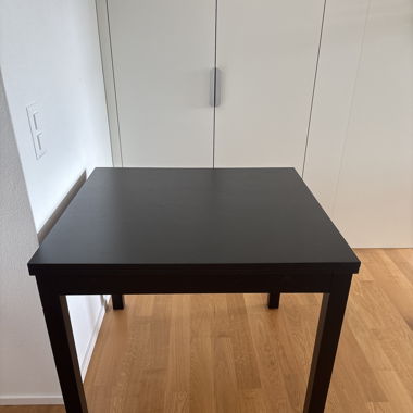 Extendable dining table