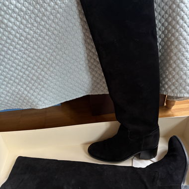 Bottes cuissardes en daim noir Sezane
