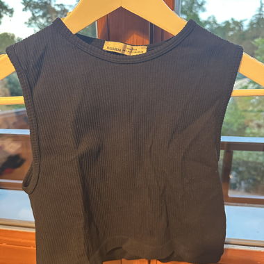 black crop top 