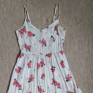 Weisses Kleid mit Rosen