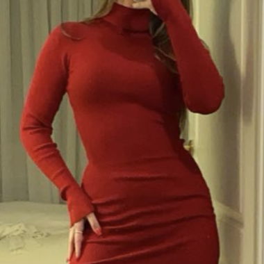 Rotes Langarm-Minikleid