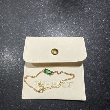 Armband mit grünem Stein