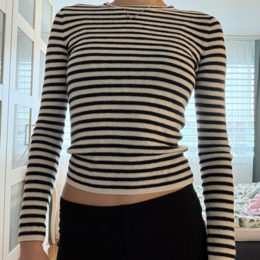 Gestreifter Feinstrickpullover