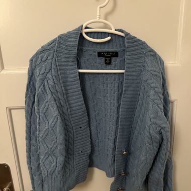 Blaue Jacke mit goldenen Knöpfen 