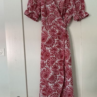 Gemustertes Wickelkleid