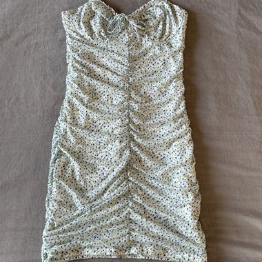 Robe courte à bretelles à volants et imprimé fleuri