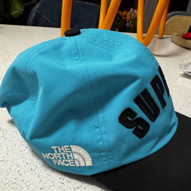 Cap supreme x The North Face goretex