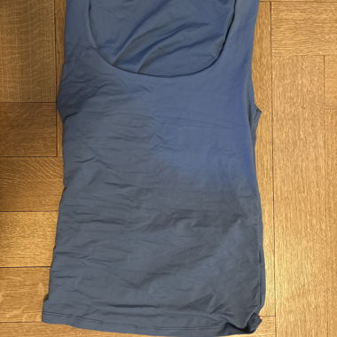 Haut bleu sans manches