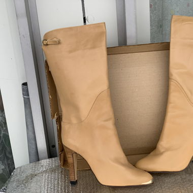 Bottes en cuir clair 